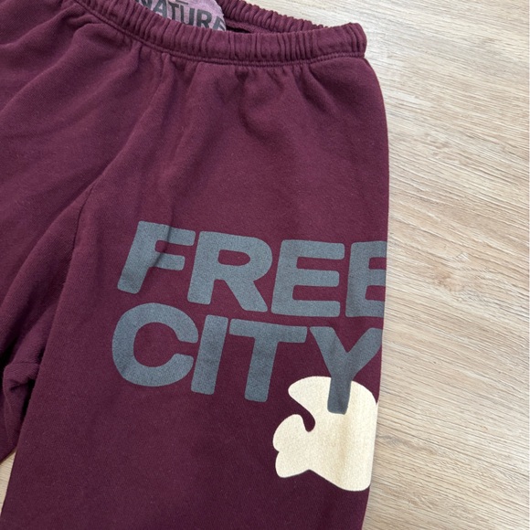 Free city logo sweatpants - Picture 3 of 5